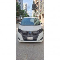 Toyota Esquire Hybrid Gi Premium 2017